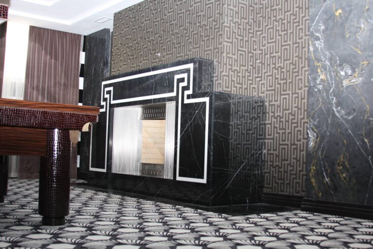 Готовый ремонт комнаты с черно-белым декором