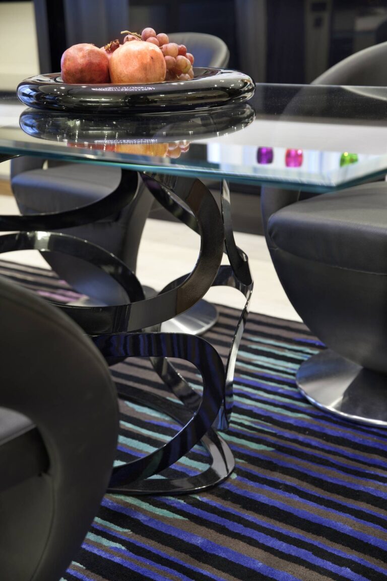 Мебель в столовой – стеклянный стол с фигурным основанием