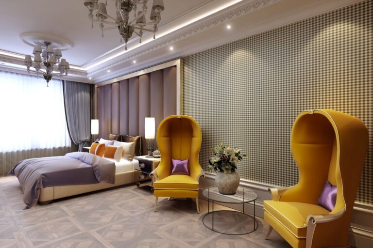 Интерьер английской спальни с оригинальными желтыми креслами