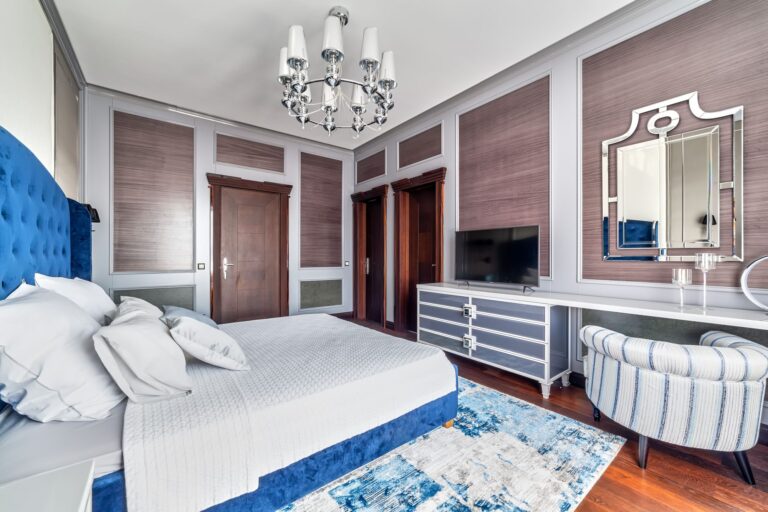 Стеновые деревянные панели цвета какао в декоре стен спальни