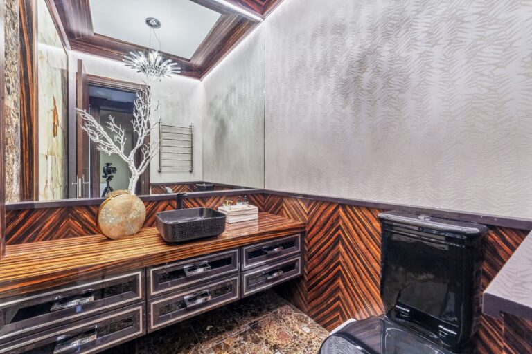 Полированное зебрано в декоре санузла