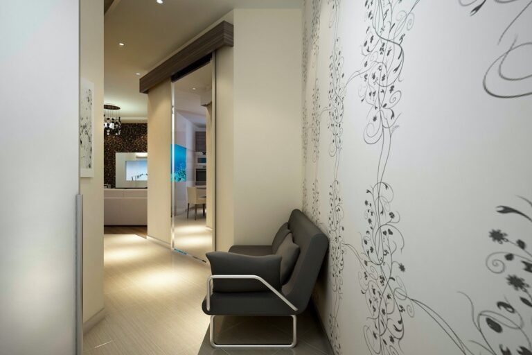 Тонкие черные узоры на белых стенах в дизайне коридора