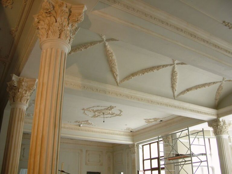 Оформление гостиной дома с лепными перекрестными узорами