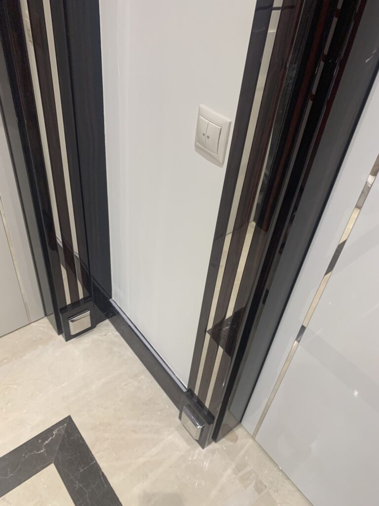 Белая глянцевая стеновая панель с двойным выключателем