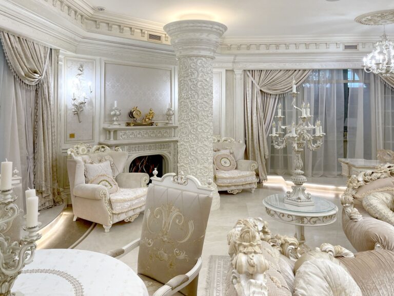 Аристократическая гостиная с резными колонной и камином