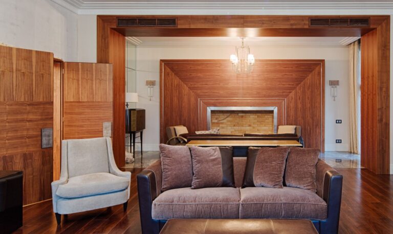 Панели из розового дерева в отделке гостиной