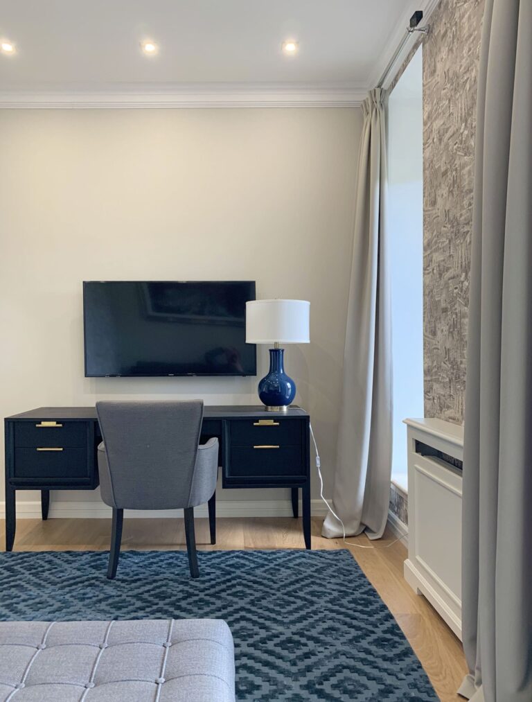 Светлый интерьер спальни с черным столом