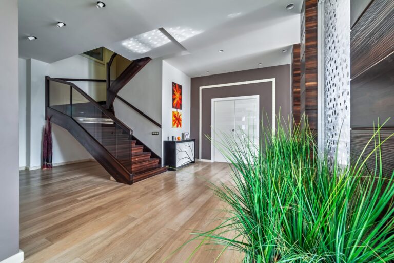 Деревянная лестница цвета венге в интерьере светлого холла