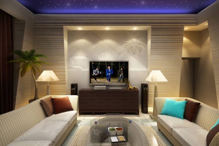 Барельефы в египетском стиле в интерьере светлой гостиной