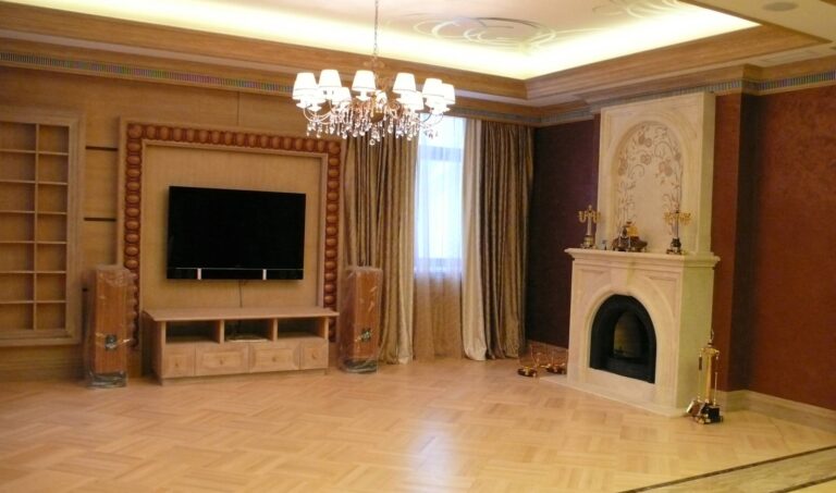 Отделка гостиной деревом и лепной портал камина