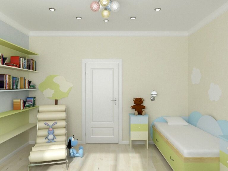 Выразительные фигурные аппликации на стенах в интерьере детской