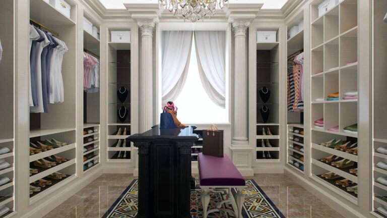 Черная тумба в интерьере светлой дамской гардеробной