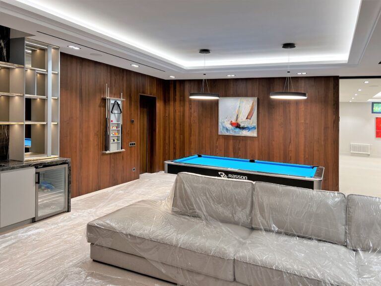 Современный ремонт бильярдной комнаты загородного дома