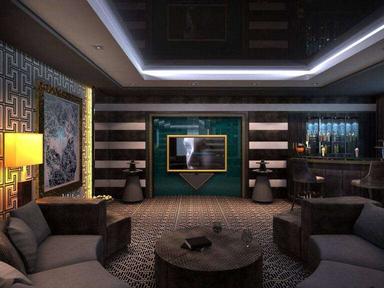 Интерьер темного кинозала с прямоугольными желтыми лампами