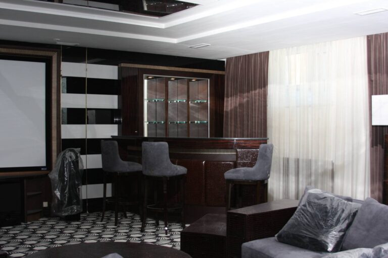 Полукруглая барная стойка в оформлении гостиной после ремонта