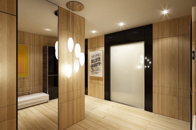 Низкая люстра с вытянутыми плафонами в дизайне прихожей