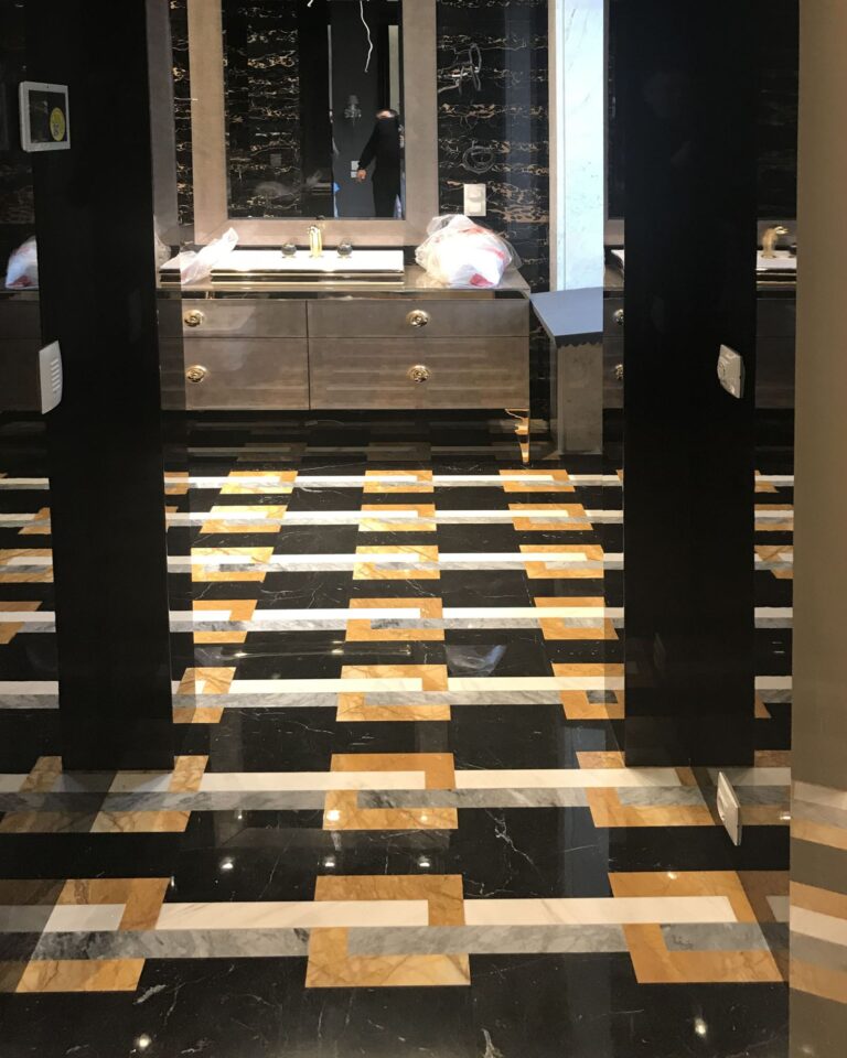 Черный санузел с тумбой и зеркалом цвета какао