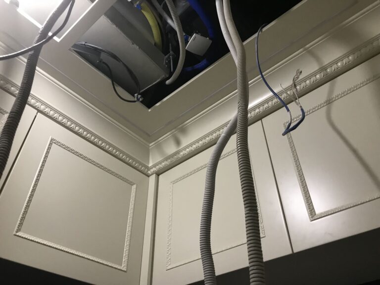 Белые панели с рельефным резным орнаментом в отделке стен и потолка