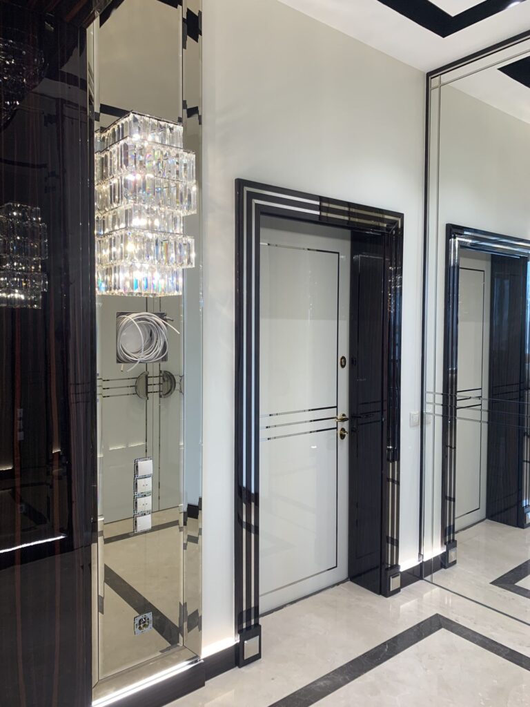 Убранство прихожей с хрустальным бра на зеркальной панели