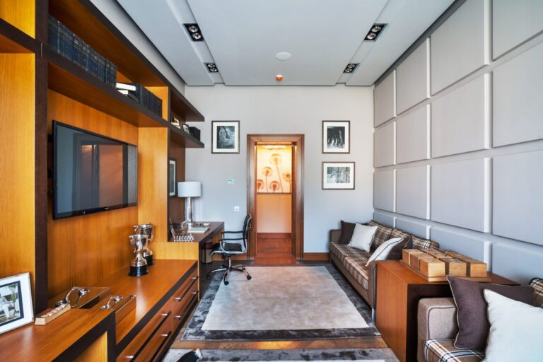 Золотисто-ореховые и серые тона в дизайне детской