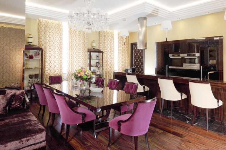 Дизайн-проект кухни цвета мокко с белой хрустальной люстрой