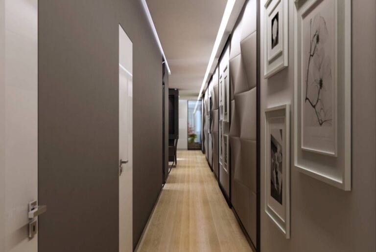 Светло-серый дизайн коридора с белыми дверьми