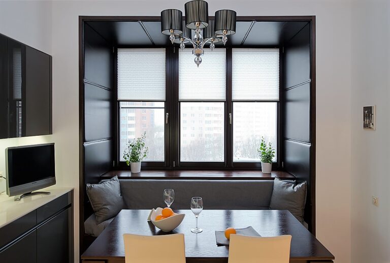 Дизайнерский оконный проем в интерьере кухни