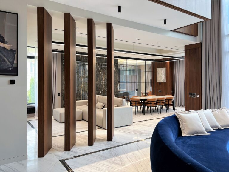 Дизайн столовой с 3-я колонными из дерева