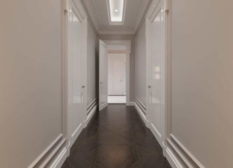 Оформление стен и дверей в длинном холле