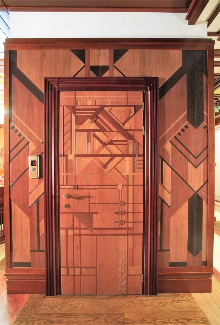 Абстрактная геометрическая интарсия в декоре межкомнатной двери