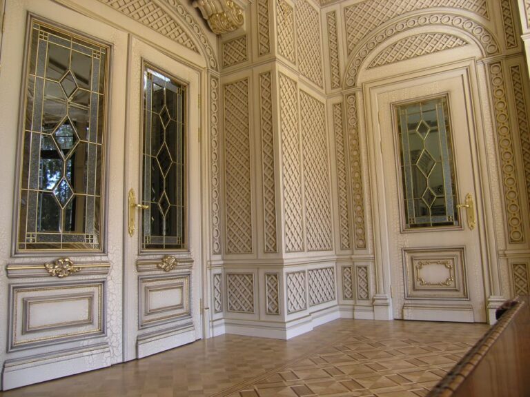 Готовый ремонт холла с рельефной отделкой стен