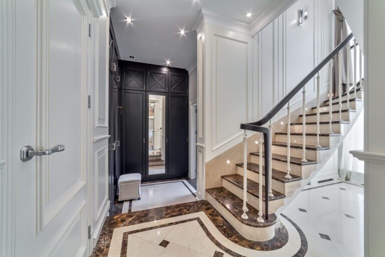 Белая прихожая со встроенным черным шкафом