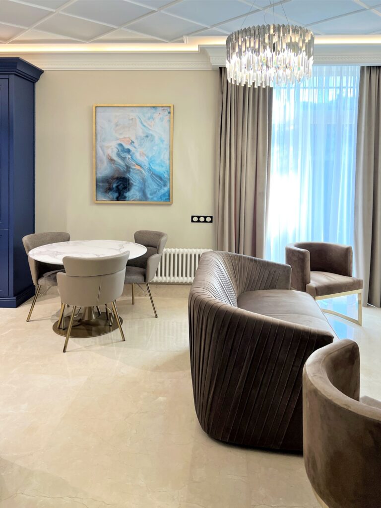 Синий шкаф в бело-бежевом интерьере гостиной