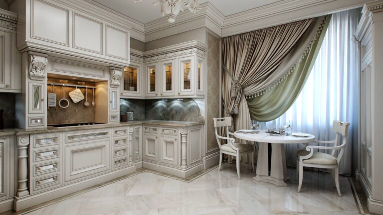 Классическая кухня с компактной обеденной зоной