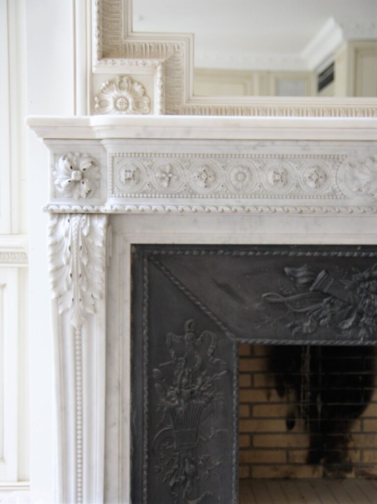 Резной рельефный декор в отделке белого мраморного каминного портала