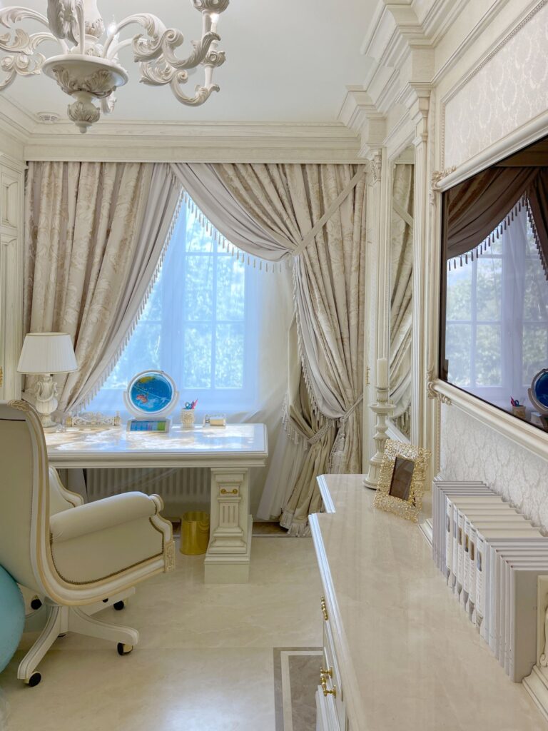 Интерьер детской с резным деревом на потолке и стенах