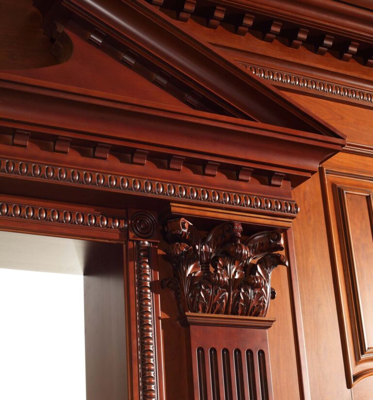 Фото деревянного оформления дверных порталов в офисном центре