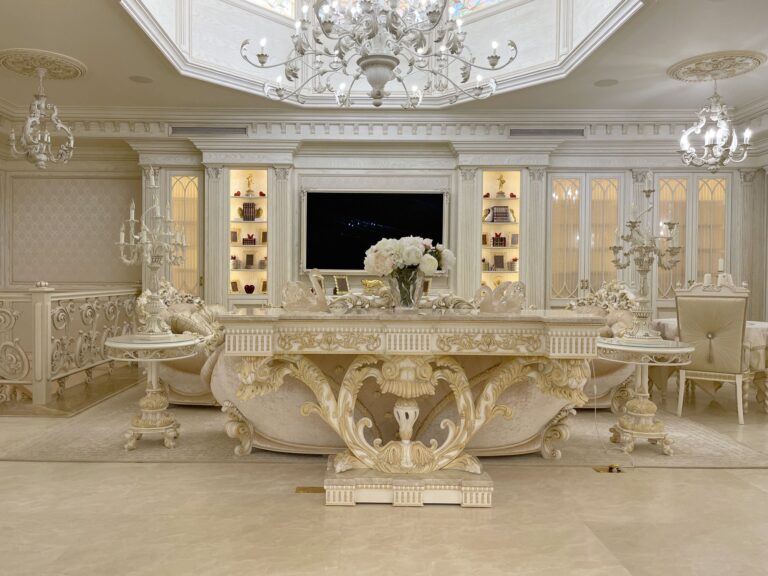 Интерьер гостиной с торжественным дизайном и декором