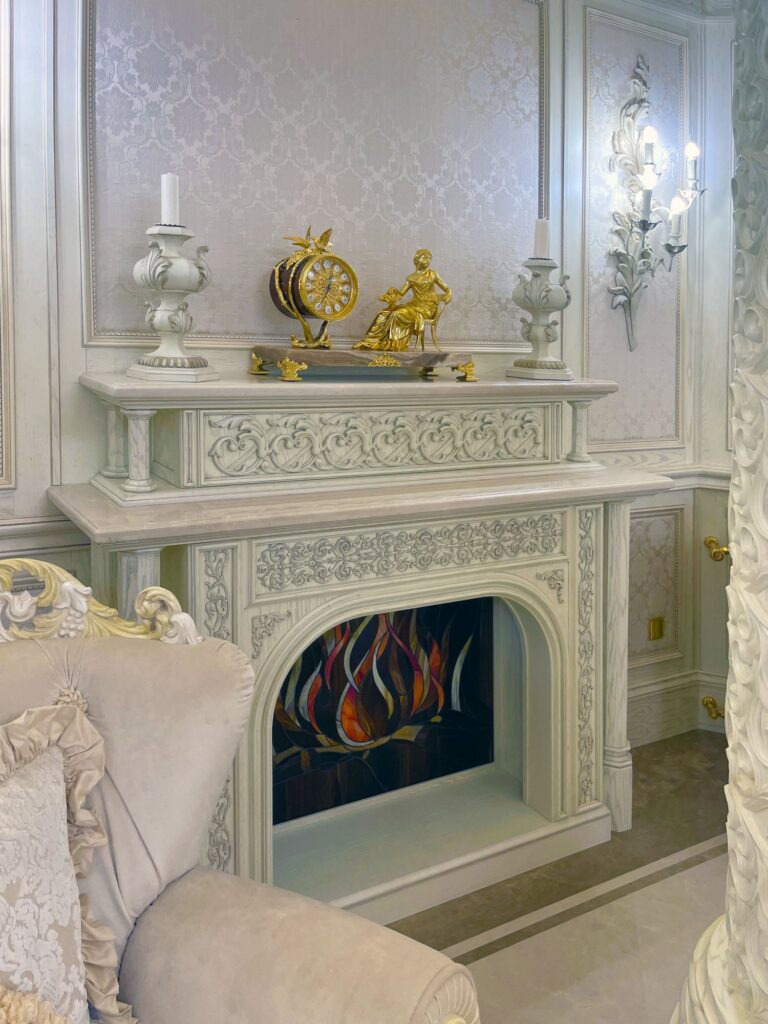 Дизайн гостиной с изящной отделкой камина