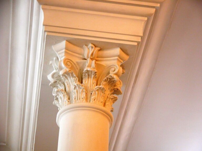 Дизайн комнат особняка с резными колоннами