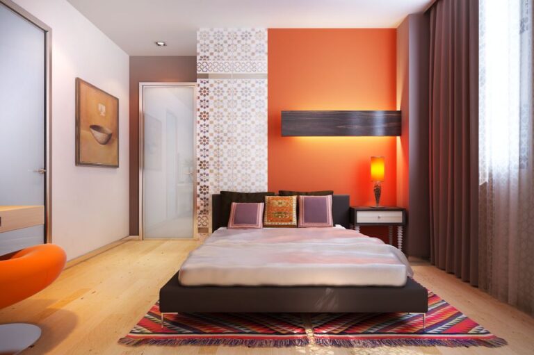 Интерьер спальни в бело-коричневых тонах с оранжевыми вставками