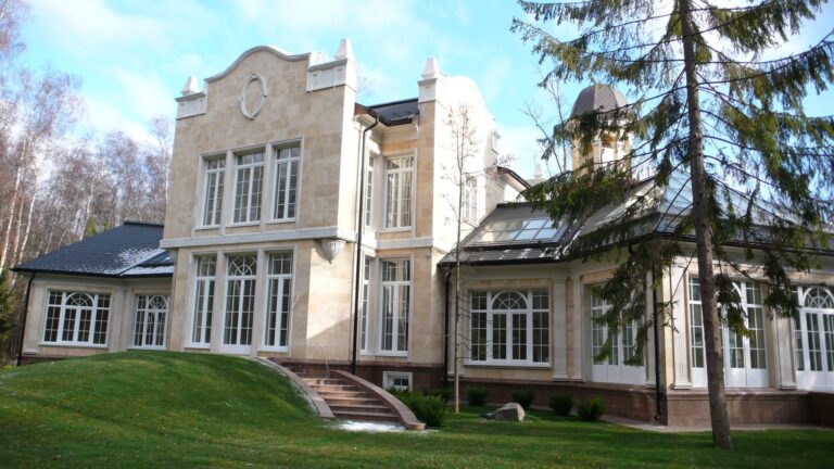 Распашная лестница у входа в отремонтированный дом