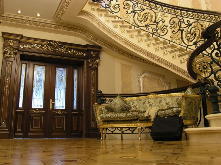 Фото лестницы в особняке после ремонта с позолоченным декором