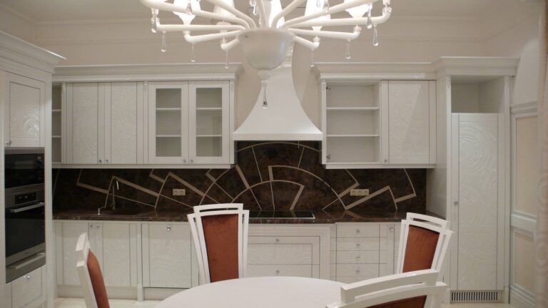 Стильный ремонт кухни с преобладанием белого цвета