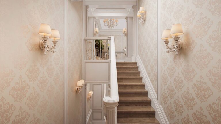 Лестничный пролет, оформленный двойными бра на ажурном резном основании, с бежевыми плафонами