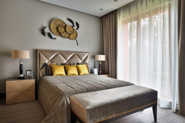 Светло-ореховые прикроватные тумбы в обустройстве серой спальни