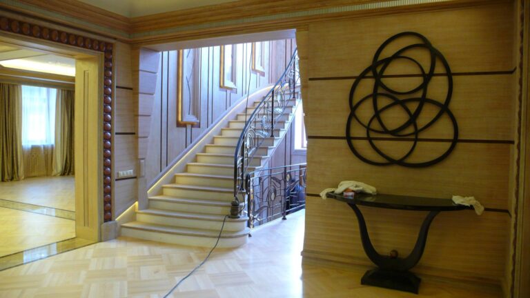 Холл после ремонта с абстрактным декором на стене