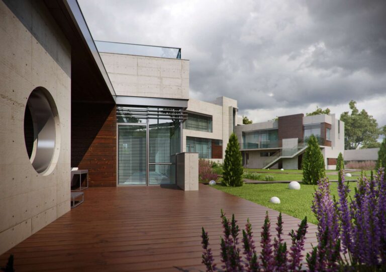 Открытая терраса из дерева во внутреннем дворе загородного особняка