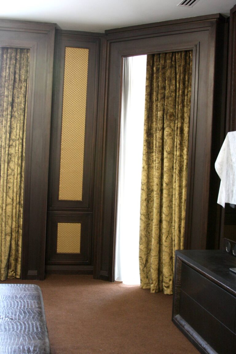 Современное обустройство спальни со стильными шкафами