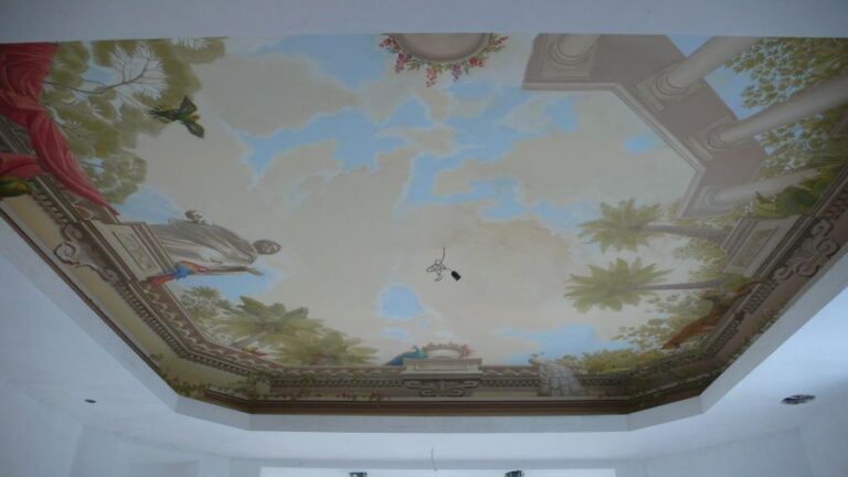 Ниша с росписью на потолке в отремонтированном доме